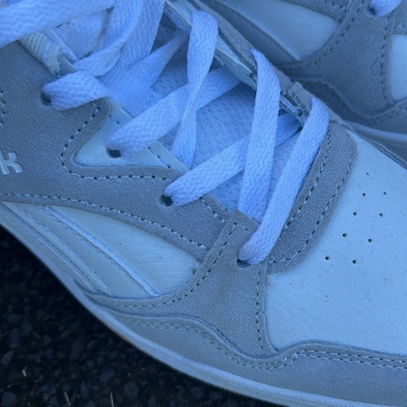 Reebok gray and white sneakers - Picture 3 of 4